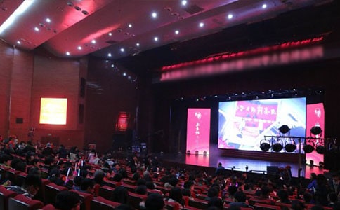 �佱����У������