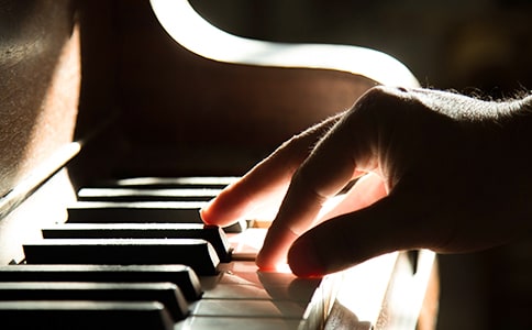 听弹琴全诗、意思及赏析_唐代刘长卿