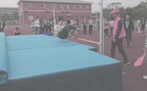 中班体育小蚱蜢学跳高教案