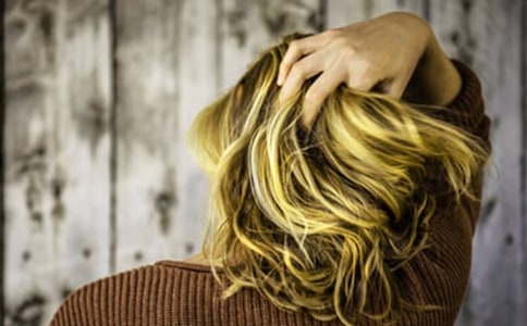 头发油脂多的原因及解决方法