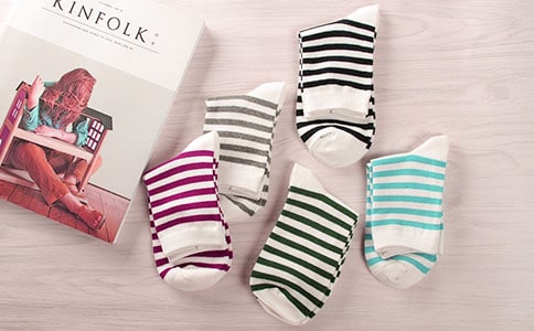 小班社会活动教案详案反思:穿袜子